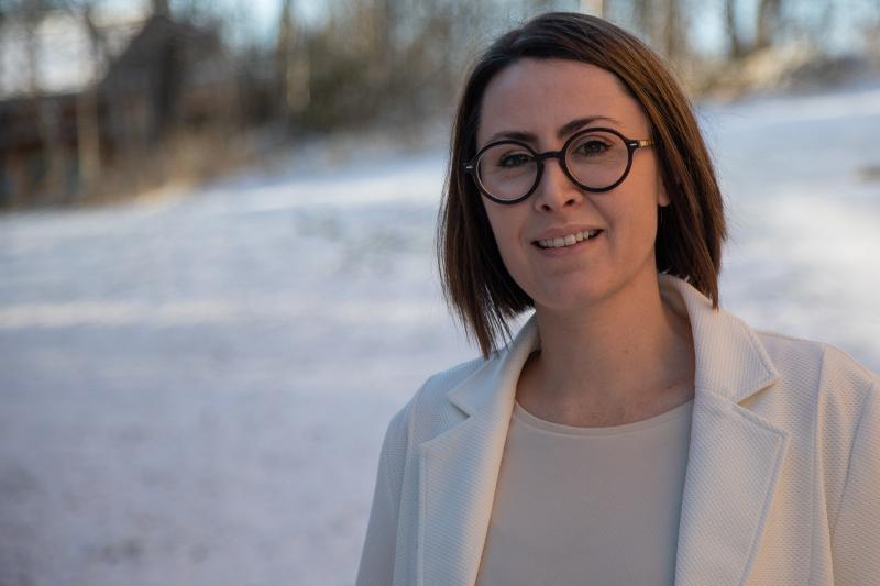 Melina Duarte-7430.jpg Portett av ei kvinne med briller, utandørs